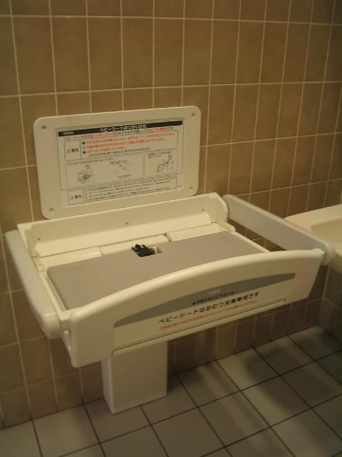 ユニバーサルトイレ内にはベビーシートも設置されています。TOTOのYKA23を使用しています。